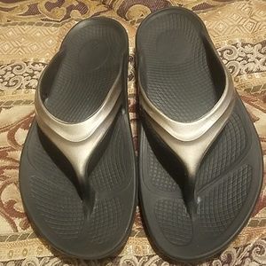 OOFOS Flip Flops